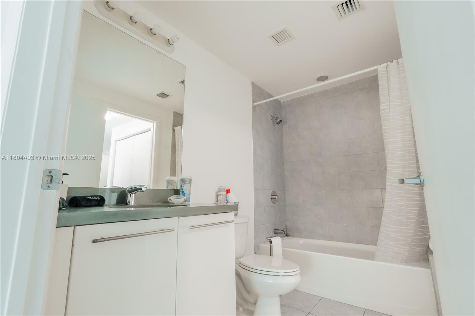 90 Southwest 3rd Street, Unit 1401 Miami, FL 33130 - Photo 17 of 21 Gallery Image 17