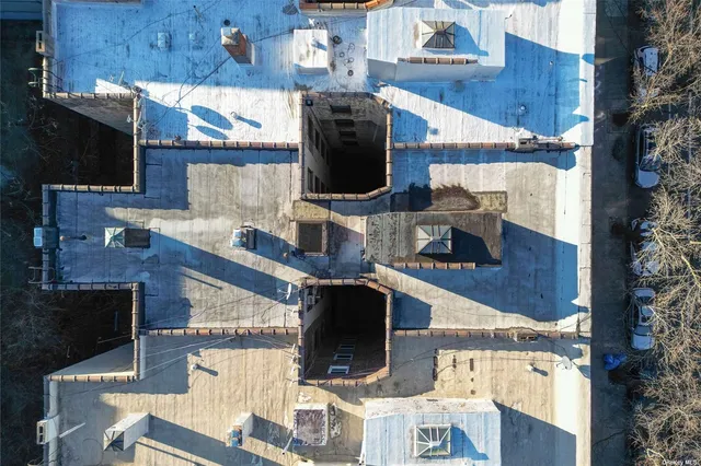 a view of an house with backyard