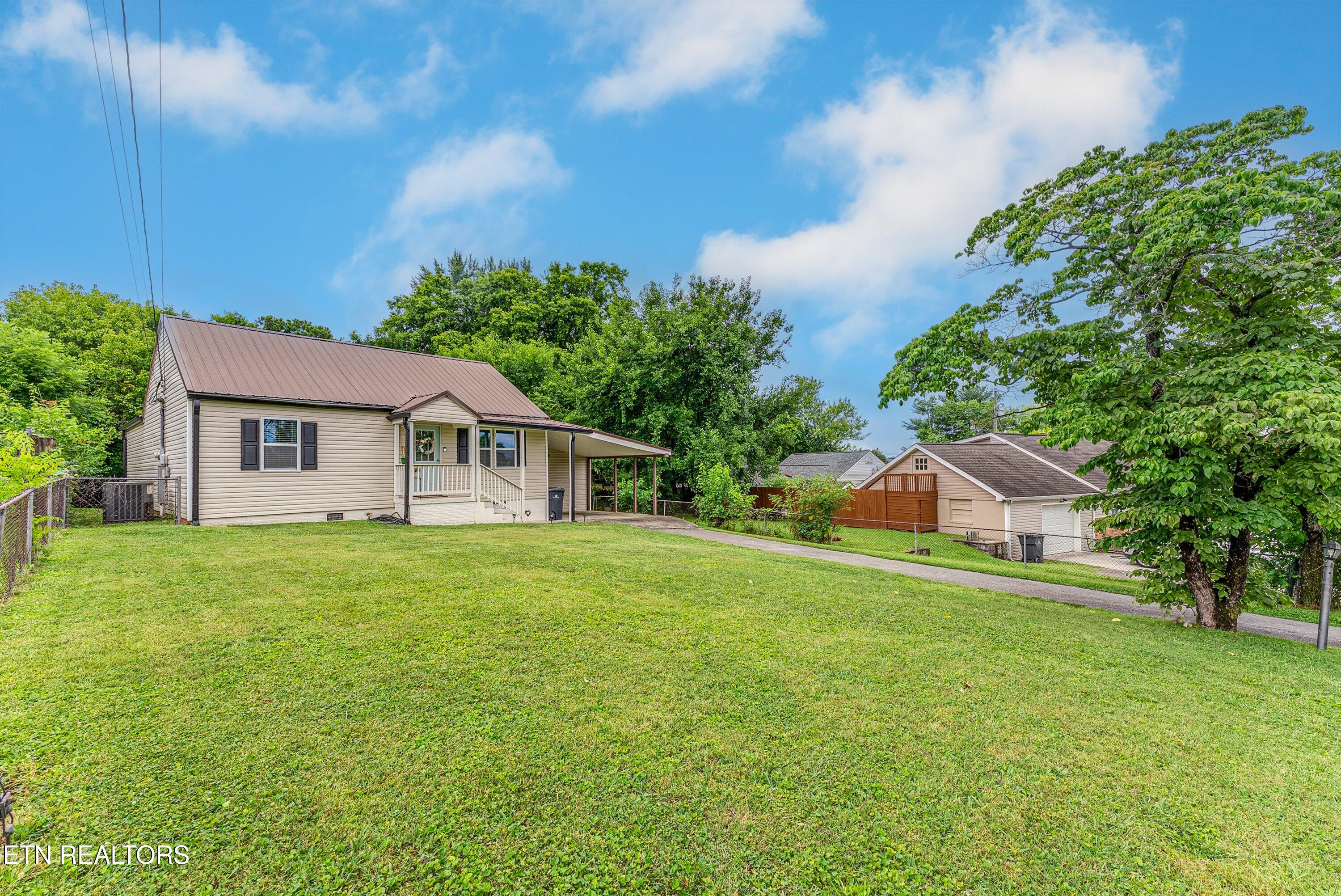 4321 High School Road Knoxville, TN 37912 - Photo 5 of 39 05-Front yard A2