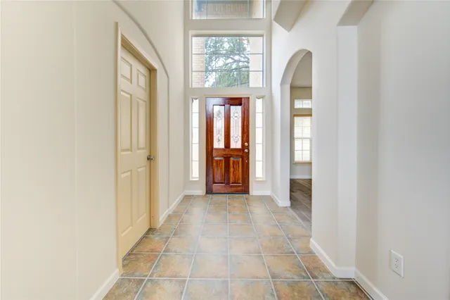 a view of entryway with a front door