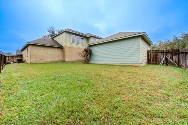 a view of a house with yard and garage
