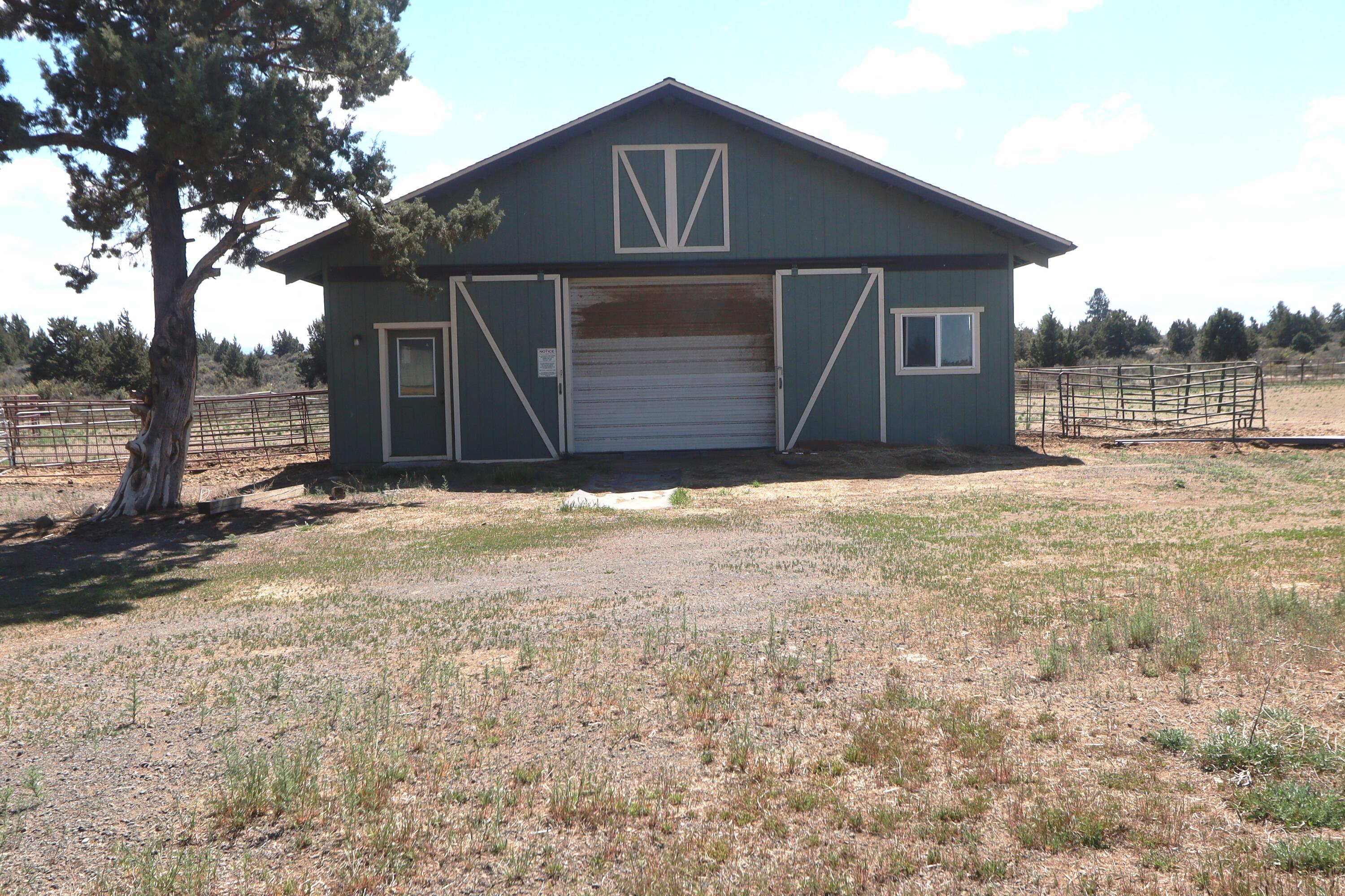 21491 Bear Creek Road Bend, OR 97701 - Photo 27 of 45 a view of backyard of house