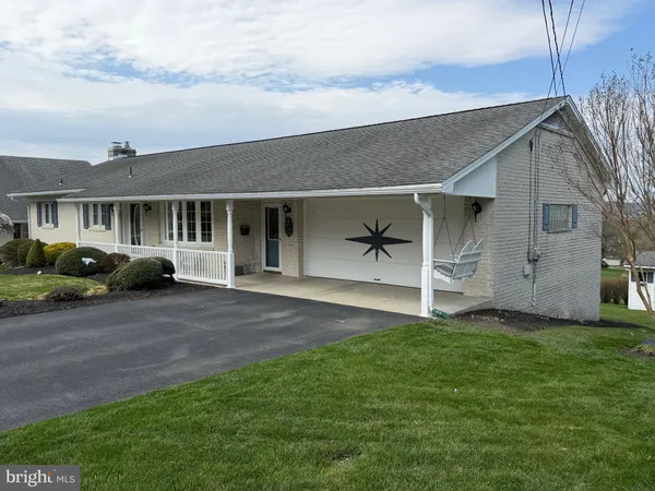 a view of a yard in front of a house