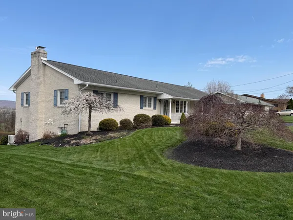 a view of house with backyard