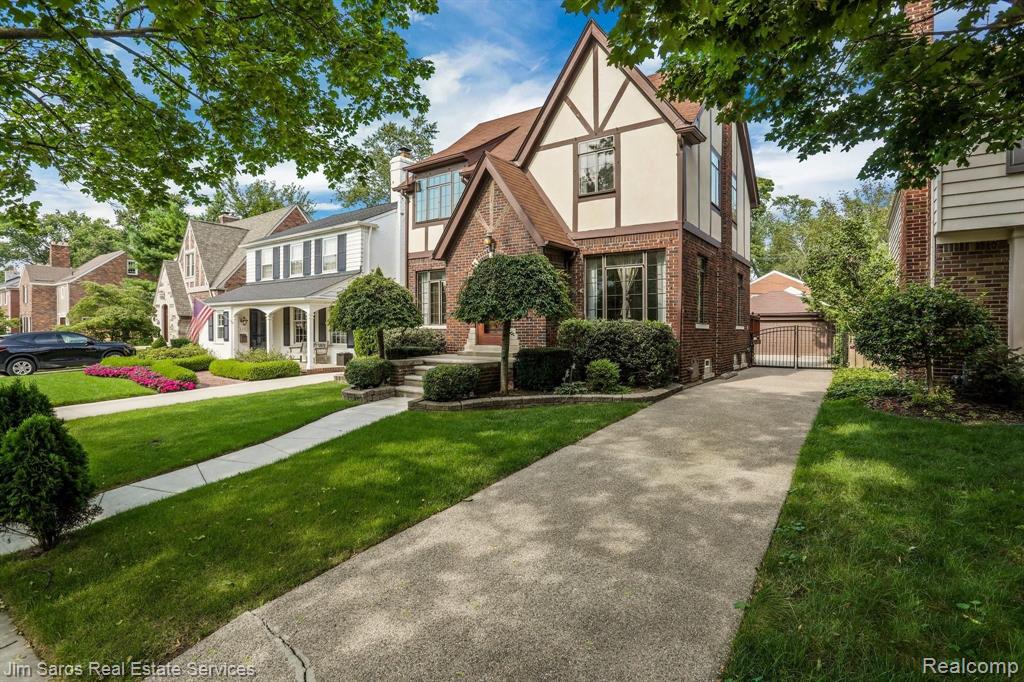328 Fisher Road Grosse Pointe Farms, MI 48230 - Photo 2 of 24