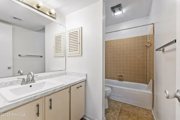 $129,000 | 220 Doucet Road, Unit 201A, Lafayette, LA 70503