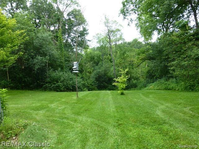 11300 9 Mile Road South Lyon, MI 48178 - Photo 15 of 16 DSCN2276_rs.jpg