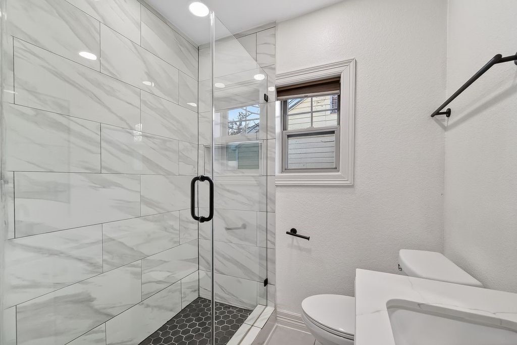 4520 Sharon Street Houston, TX 77020 - Photo 12 of 15 Hallway bathroom conveniently located between the secondary bedrooms with easy access from common areas.