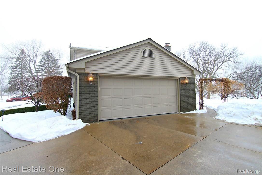 22871 Penton Rise Court Novi, MI 48375 - Photo 40 of 41 Penton Rise Ct Garage 2.jpg