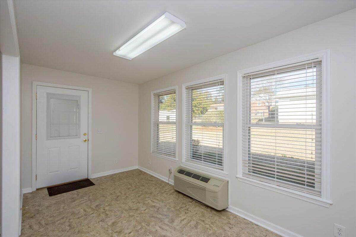 2145 Hillsinger Road Augusta, GA 30904 - Photo 19 of 50 Sunroom
