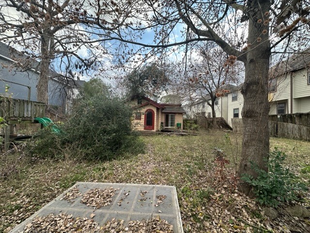 1418 West 24th Street Houston, TX 77008 - Photo 3 of 9 a backyard of a house with lots of green space