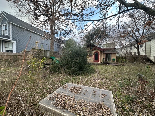 1418 West 24th Street Houston, TX 77008 - Photo 9 of 9 a backyard of a house with lots of green space
