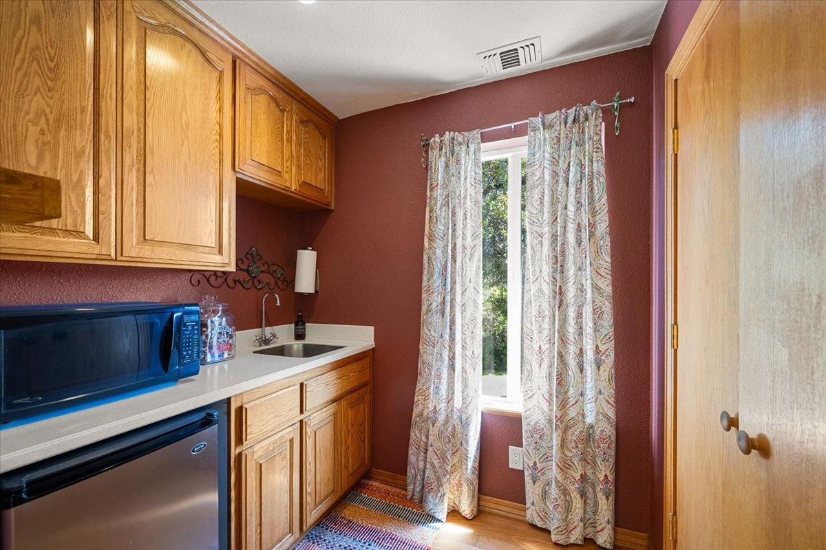 10947 East Lime Kiln Road Grass Valley, CA 95949 - Photo 37 of 94 Main Home - Butler's Pantry