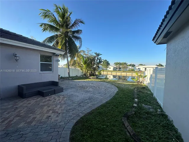 a view of a backyard