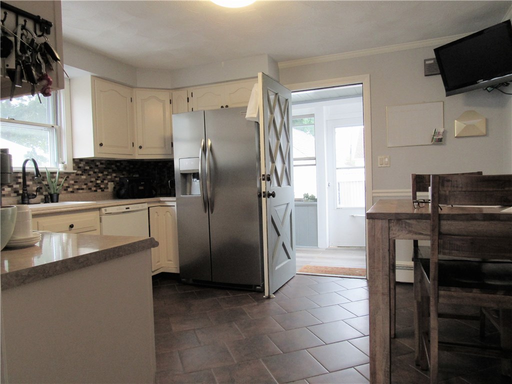 183 Edgemere Road Pawtucket, RI 02861 - Photo 5 of 22 Gallery Image 5