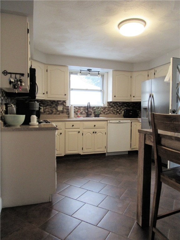 183 Edgemere Road Pawtucket, RI 02861 - Photo 6 of 22 Gallery Image 6