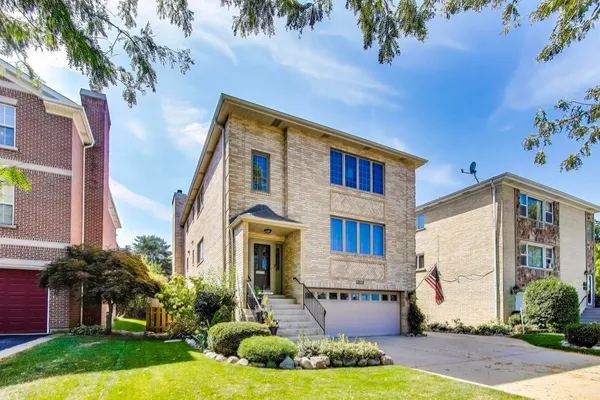 $2,100 | 1209 East Davis Street, Unit 1, Arlington Heights, IL 60005