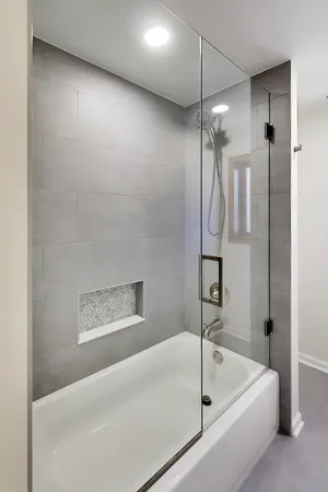 $2,100 | 1209 East Davis Street, Unit 1, Arlington Heights, IL 60005