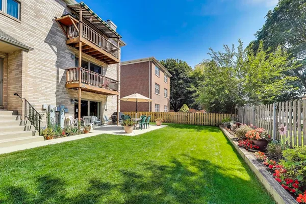 $2,100 | 1209 East Davis Street, Unit 1, Arlington Heights, IL 60005