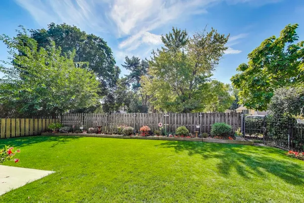 $2,100 | 1209 East Davis Street, Unit 1, Arlington Heights, IL 60005