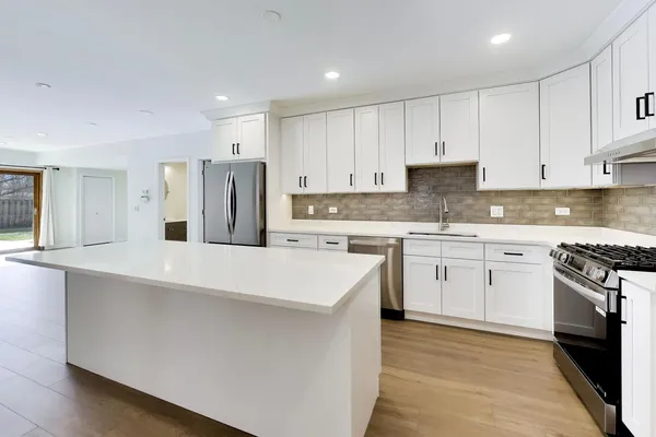 $2,100 | 1209 East Davis Street, Unit 1, Arlington Heights, IL 60005