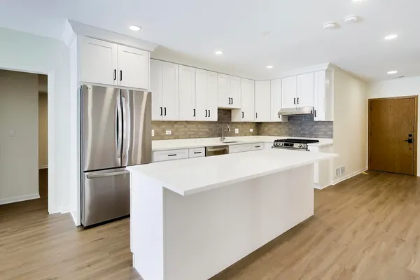 $2,100 | 1209 East Davis Street, Unit 1, Arlington Heights, IL 60005