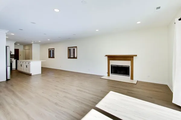 $2,100 | 1209 East Davis Street, Unit 1, Arlington Heights, IL 60005