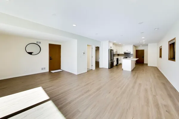 $2,100 | 1209 East Davis Street, Unit 1, Arlington Heights, IL 60005