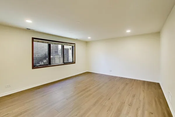 $2,100 | 1209 East Davis Street, Unit 1, Arlington Heights, IL 60005