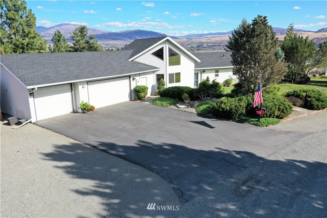 9 Hahn Road Omak, WA 98841 - Photo 3 of 34 a front view of a house with a yard and garage