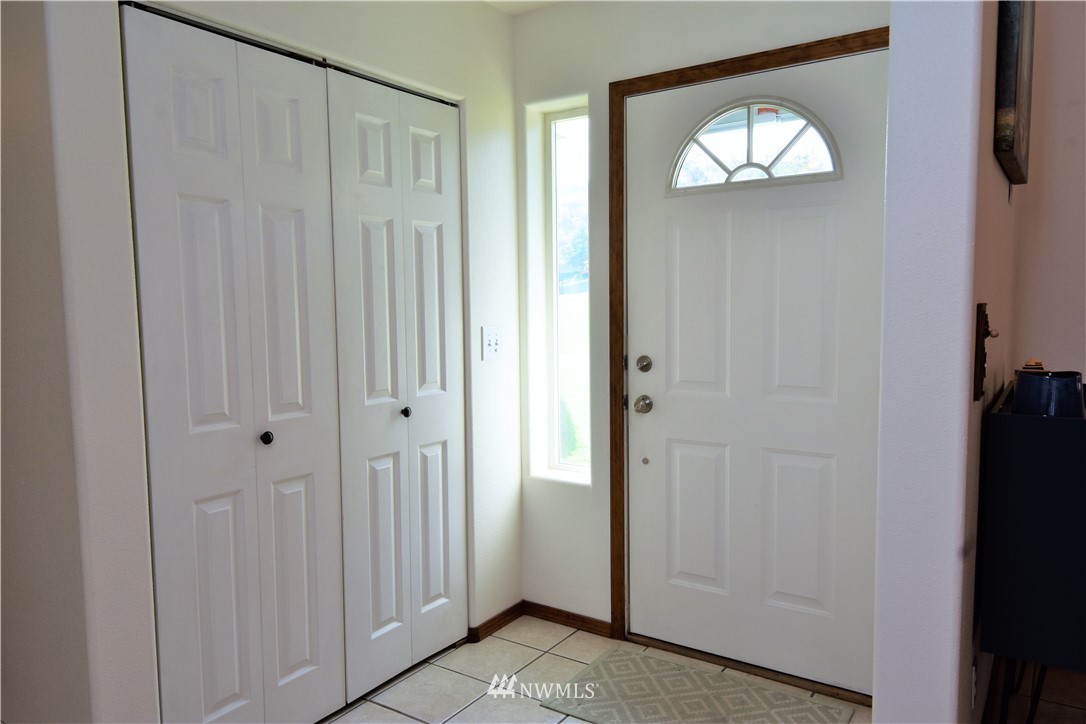 9 Hahn Road Omak, WA 98841 - Photo 10 of 34 a view of a livingroom with front door