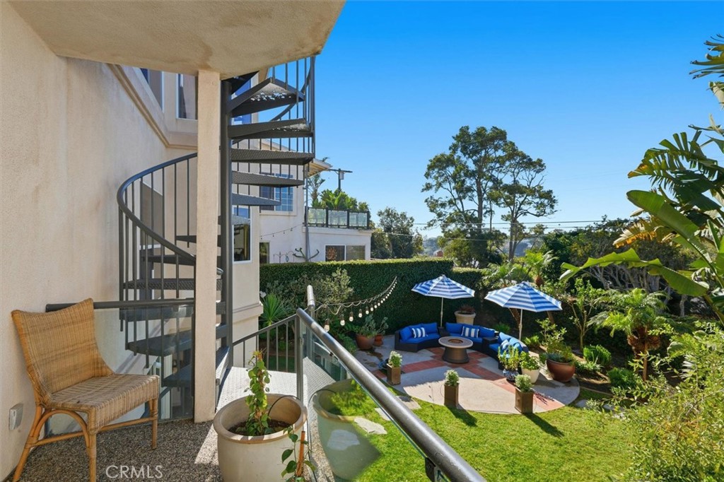 8325 Delgany Avenue Playa del Rey, CA 90293 - Photo 32 of 50 a view of balcony and patio
