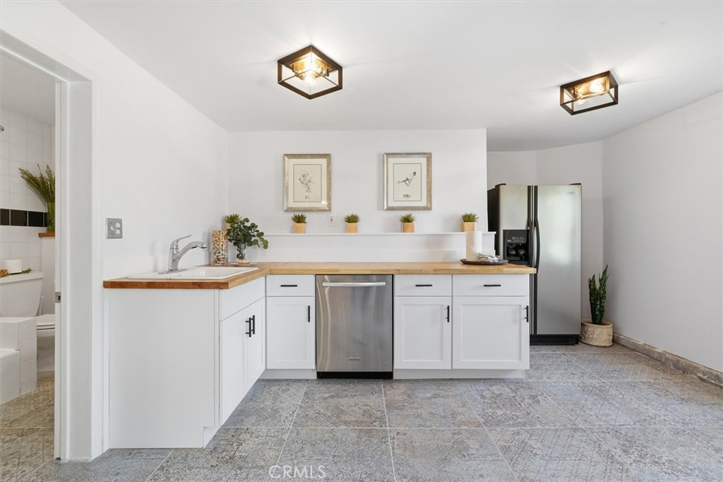 8325 Delgany Avenue Playa del Rey, CA 90293 - Photo 37 of 50 a spacious bathroom with a sink and a mirror