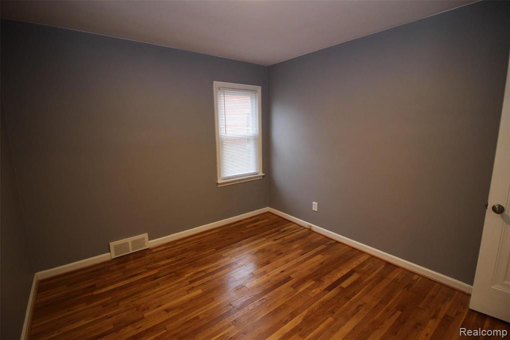 24080 Colgate Street Dearborn Heights, MI 48125 - Photo 19 of 32