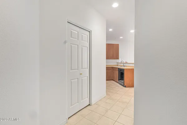 $1,800 | 6535 East Superstition Springs Boulevard, Unit 127, Mesa, AZ 85206