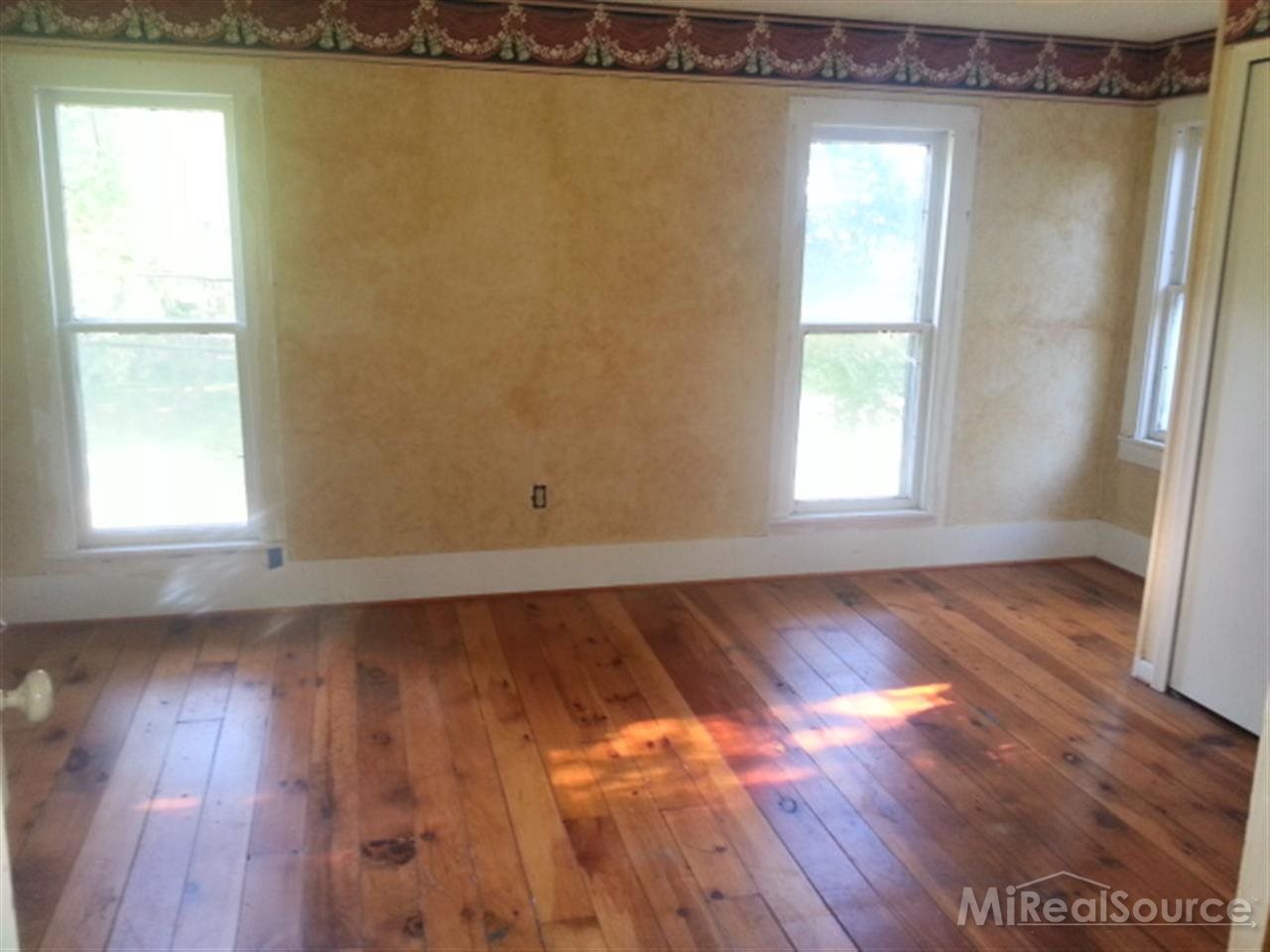 541 East Romeo Road Leonard, MI 48367 - Photo 5 of 6 31165542-4.JPG