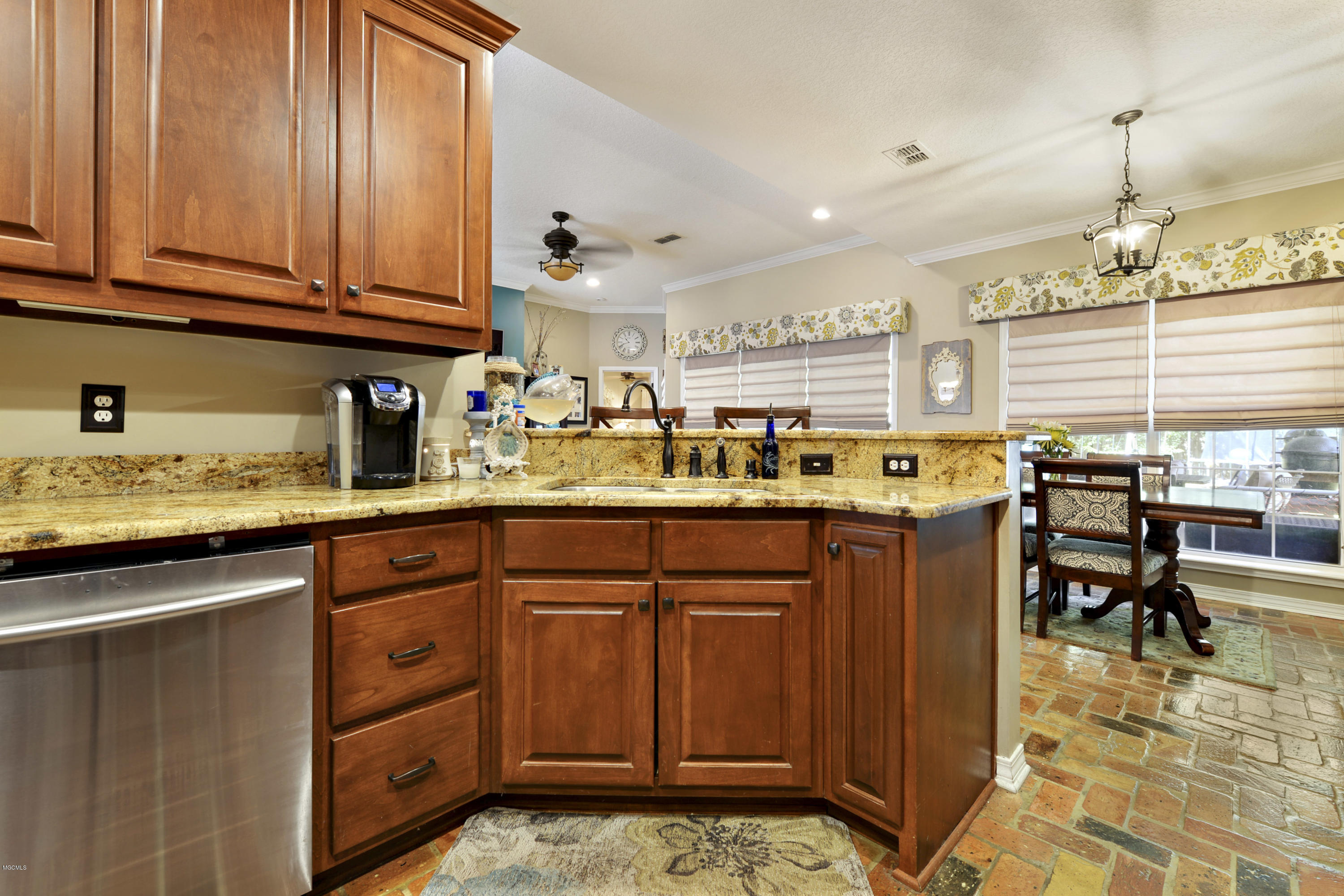 11586 Azalea Trace Gulfport, MS 39503 - Photo 10 of 27 010