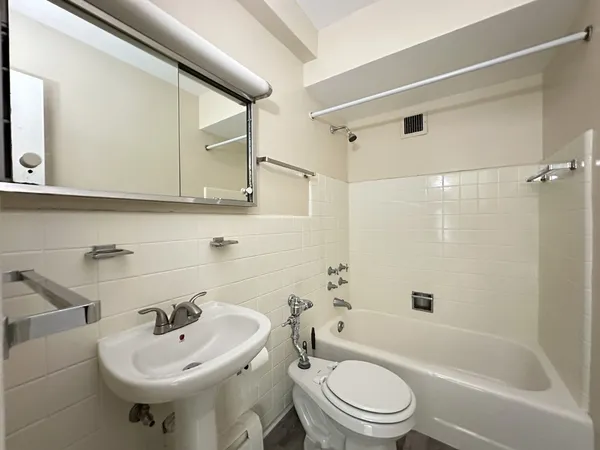 $1,700 | 1400 Chicago Avenue, Unit 802, Evanston, IL 60201