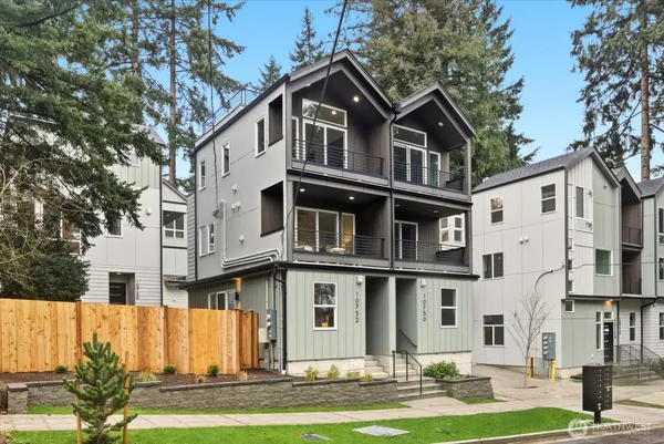 $619,950 | 10752 Interlake Avenue North, Seattle, WA 98133