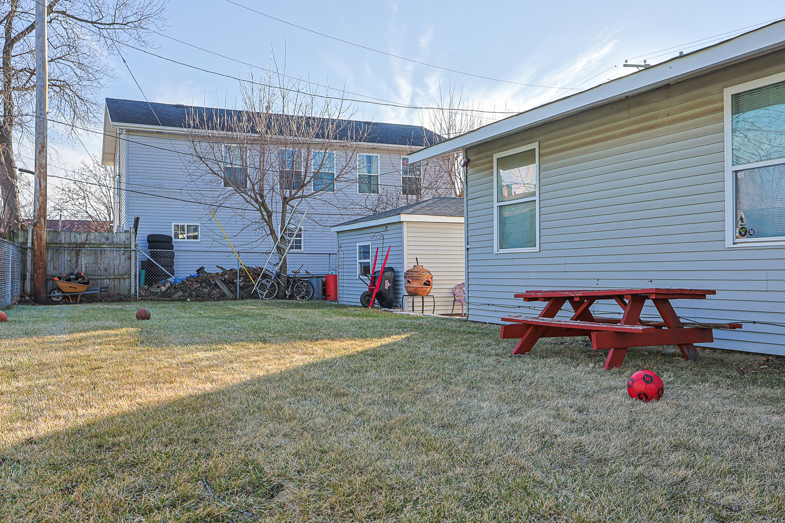 1501 Pawnee Road Carpentersville, IL 60110 - Photo 6 of 22 a view of a chairs and table in the patio