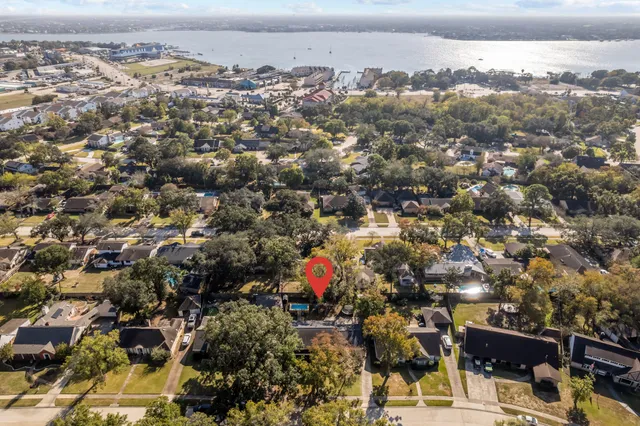 $2,950 | 326 Bayou View Drive, El Lago, TX 77586