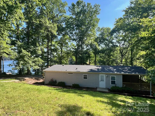 a view of backyard with a tub