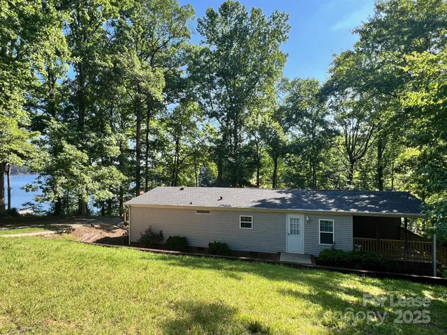 a view of backyard with a tub