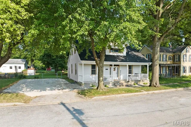 $239,000 | 512 South Herman Street, Lebanon, IL 62254