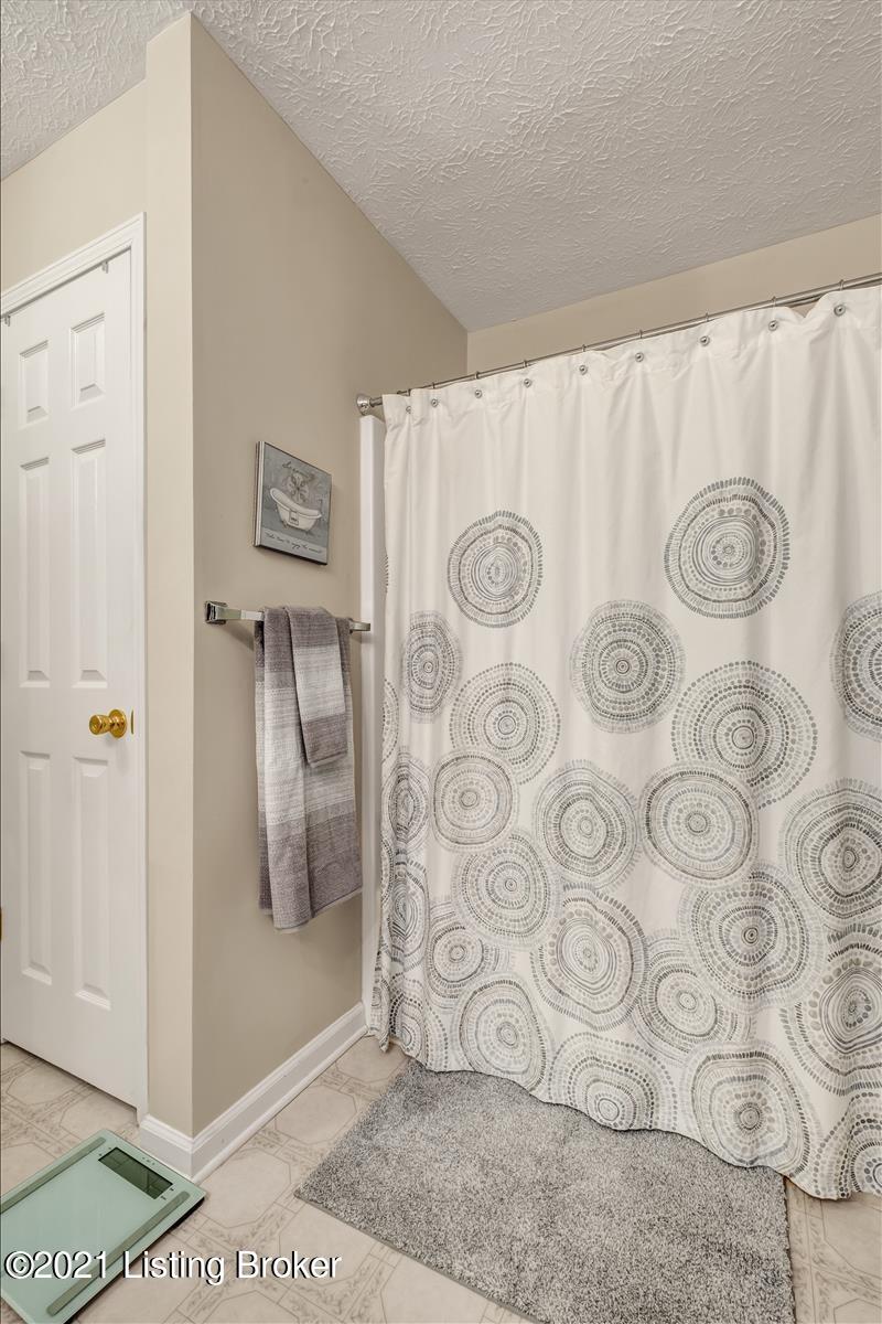 3916 Ballardsville Road Smithfield, KY 40068 - Photo 15 of 38 Master Bath