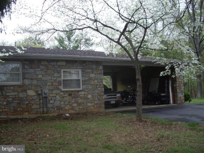 14542 Lightner Road Haymarket, VA 20169 - Photo 3 of 16 Carport and circular driveway