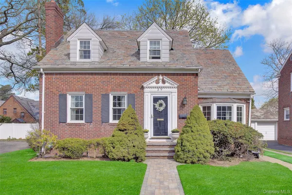 $745,000 | 39 Cynthia Court, Hempstead, NY 11550