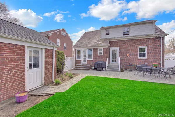 $745,000 | 39 Cynthia Court, Hempstead, NY 11550