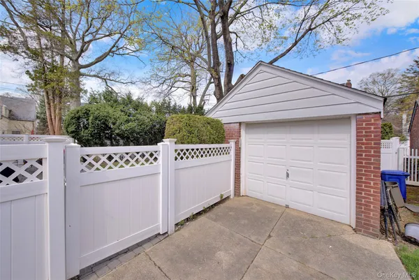 $745,000 | 39 Cynthia Court, Hempstead, NY 11550