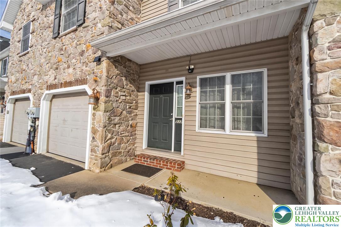 537 Kemmerer Lane Allentown, PA 18104 - Photo 2 of 39